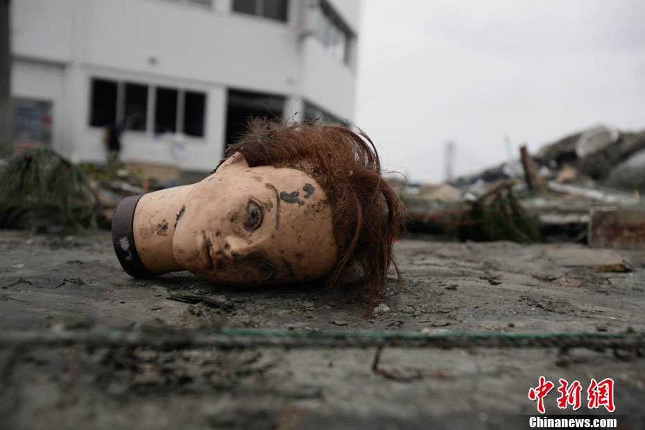 2011年3月15日,福岛县,一个假人头横躺在地震后的街道上.