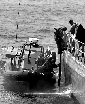 韩海军解救被劫货船击毙8名海盗 媒体揭秘全程
