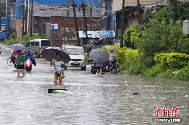 广西多地暴雨成灾 未来两天雨势更强