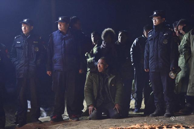 河北坠井男童遗体被找到 爷爷对挖掘机磕头