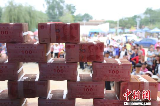 百元大钞堆“钱山”：村支书千万现金分红村民(图)1