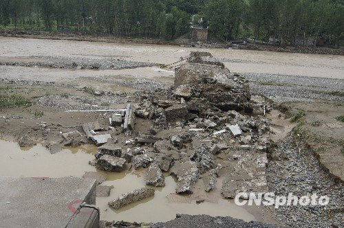 直击河南栾川垮塌大桥:大桥变废墟 桥墩无钢筋