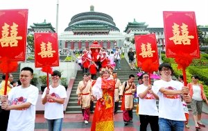 河南小伙办中式婚礼 带1个媒婆5个丫鬟迎亲(图)