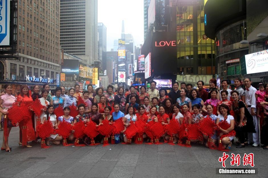 9月10日，纽约时代广场举行中国旗袍“快闪”秀。
