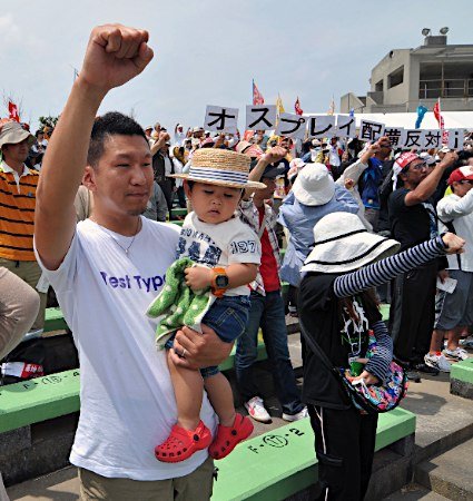 日本冲绳县民众13日举行大规模集会和示威游行，要求“美军滚出冲绳”。
