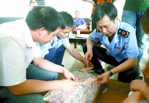 冻鸡爪掌心都有黑斑 批发商称用刀削了可以吃