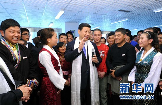 7月18日，中共中央政治局常委、国家副主席、中央军委副主席、中央代表团团长习近平率中央代表团部分成员来到西藏大学新校区，亲切看望各族师生员工。新华社记者 饶爱民摄