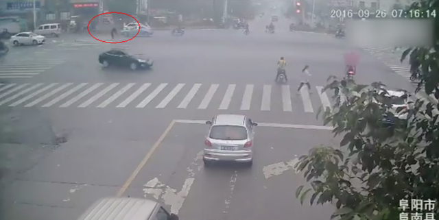 ����һ������ײ���ڿշ�3Ȧ����ʻԱ�ȴ�����(ͼ)