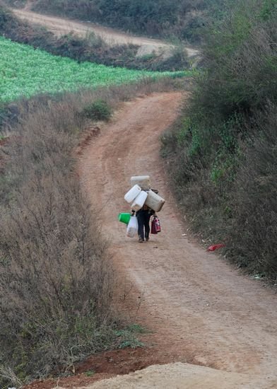 三大因素致云南大旱 村民走8公里山路打水(图