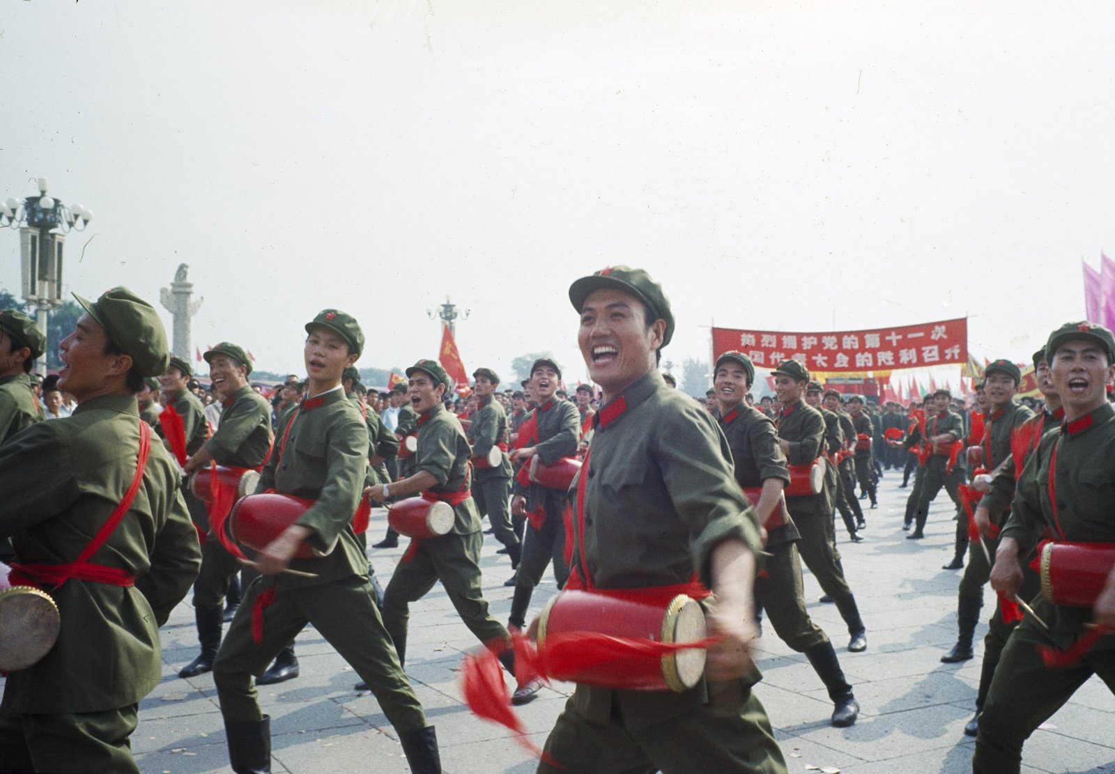 1977年,党的第11次全国代表大会召开,长安街上表演的群众。 1977年,党的第11次全国代表大会召开,长安街上表演的群众。