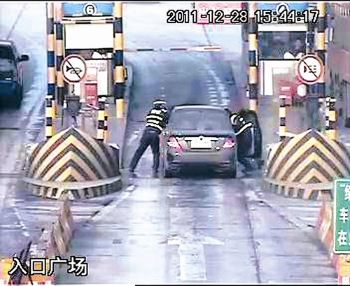 毒贩遇检查劫车欲逃窜 向警察开枪子弹卡壳(图)