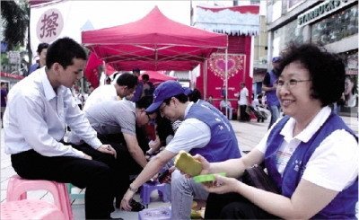 深圳公务员谈上街擦皮鞋:我们做什么都会被嘲讽