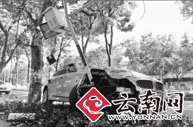 女子开宝马连撞两警车 疑因老公有小三受刺激