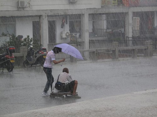 Bilder des Tages - Gewitter, alter Bettler, das Mädchen und ihrem Regenschirm
