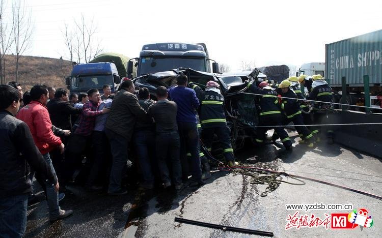 高清图—京昆高速石家庄方向297公里交通事故 丰田7岁女孩救3岁弟弟