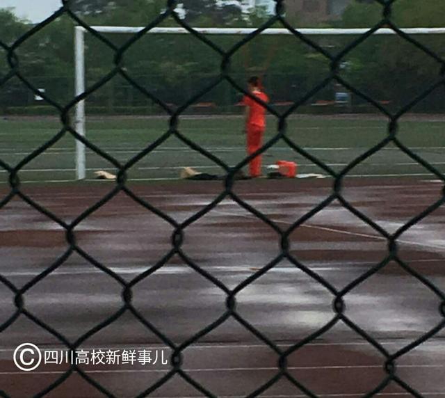 高校学生足球门上上吊 发现时已无生命迹象