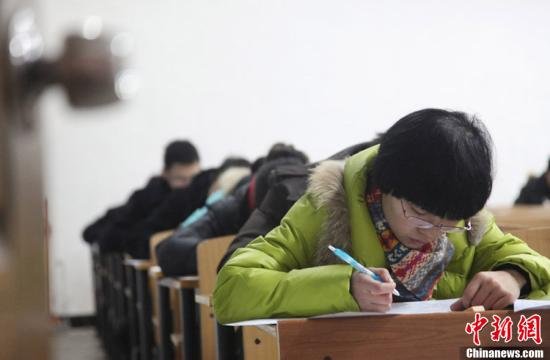 考研热遭遇就业冷：研招“摊大饼”致文凭贬值