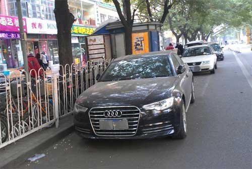 组图:北京现“最牛”违章停车 前后车牌均上锁_新闻_腾讯网