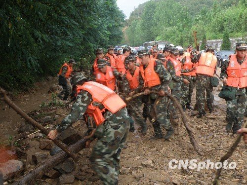 直击河南栾川垮塌大桥:大桥变废墟 桥墩无钢筋