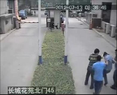 洛阳国税局带人围殴市民视频曝光 律师称涉刑责