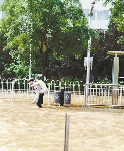 交警背老大妈蹚水过街获赞 最高水位到大腿(图)