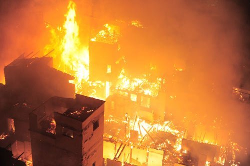 福州台江区几十户居民遭火灾 大火已燃烧1小时