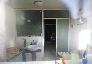 居民楼天台现50平米违章房 住户：亲戚抵账给的