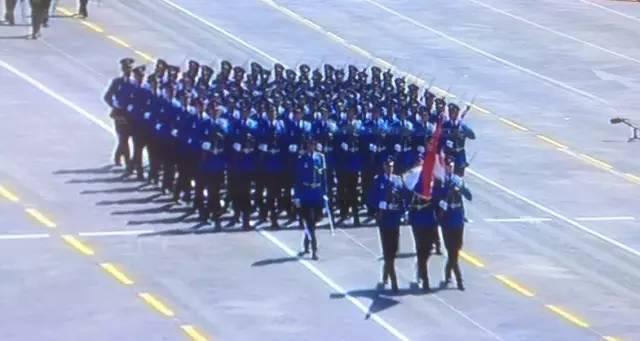 阅兵中的外国士兵:<em>斐济穿裙子</em> 白俄颜值高_新