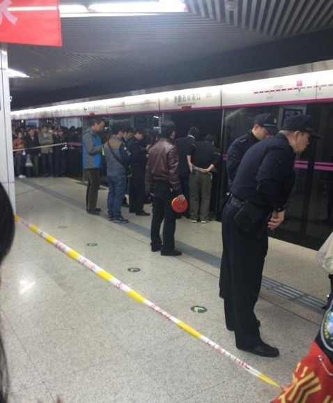 北京一女子被夹地铁列车与安全门间 不治身亡