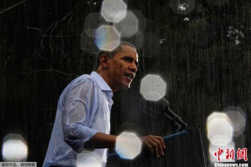 当地时间2012年7月14日，美国总统奥巴马在维吉尼亚州参加竞选活动，发表演讲时突降大雨。 