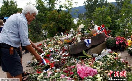 挪威为枪击案死者举行哀悼式 国王称辜负国民
