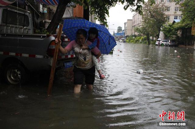 广西多地暴雨成灾 未来两天雨势更强