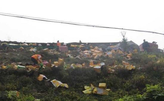 陕西一辆满载饮料货车侧翻 货物遭群众哄抢(图)