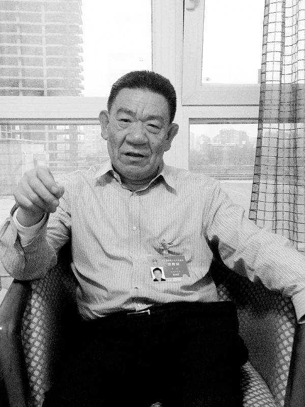 人大代表李怀:不要让农民看病变得更加困难