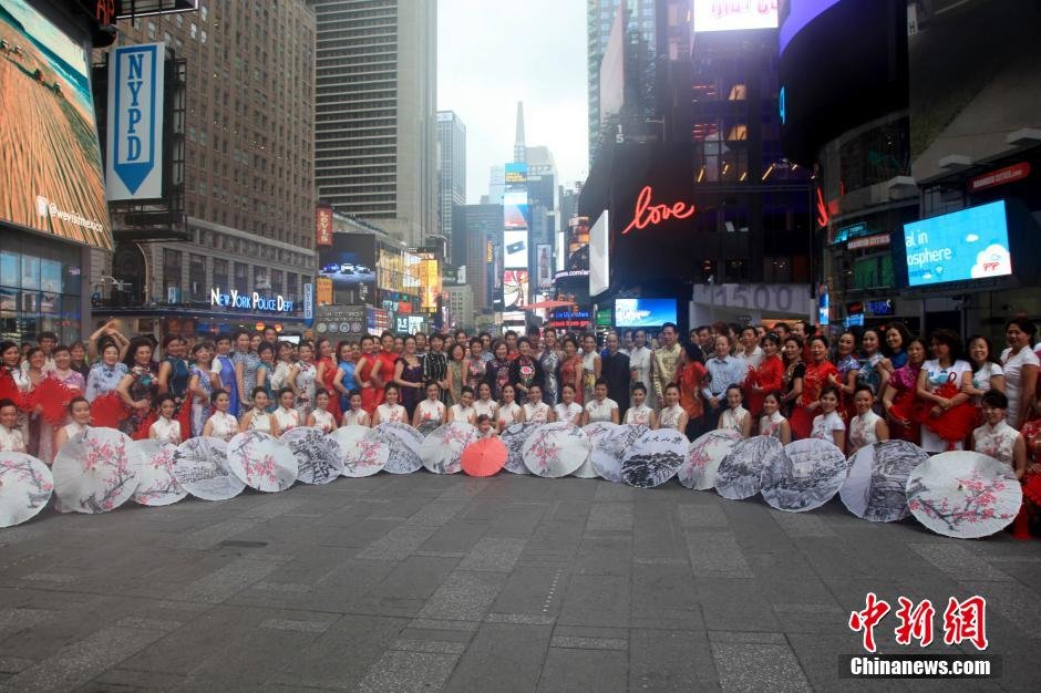 9月10日，纽约时代广场举行中国旗袍“快闪”秀。