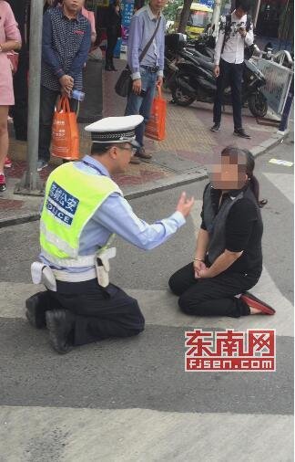 福建一妇女闯红灯被拦 为逃处罚跪地上躺马路(图)