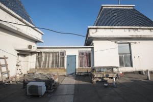 居民楼天台现50平米违章房 住户：亲戚抵账给的