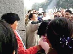 郑州夫妻拦下小学生求助 被当人贩遭多人围殴(图)