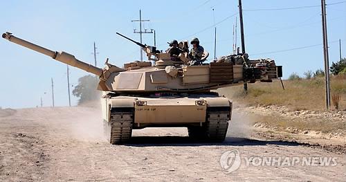 资料图：正在训练的美军装甲车。摄于当地时间2015年3月4日。韩联社