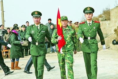 夫妻独守孤岛25年每天升国旗 获捐升旗台