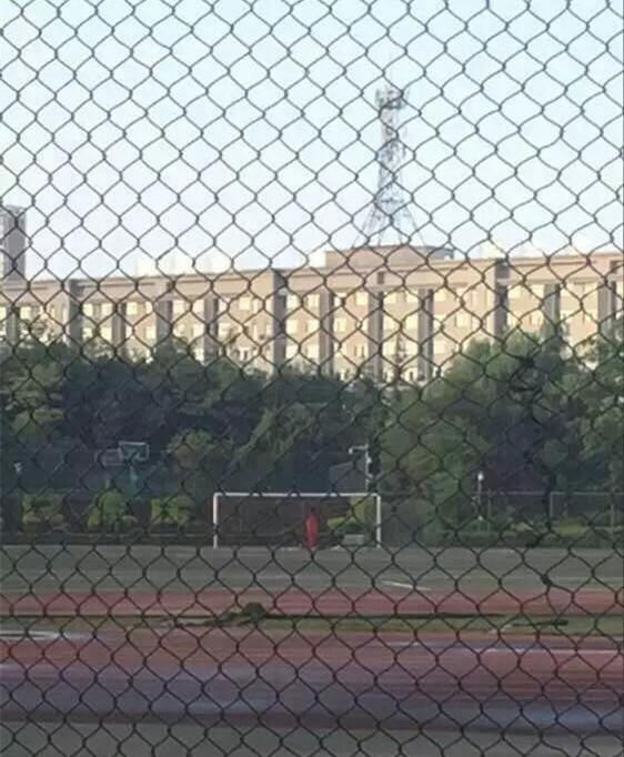 高校学生足球门上上吊 发现时已无生命迹象