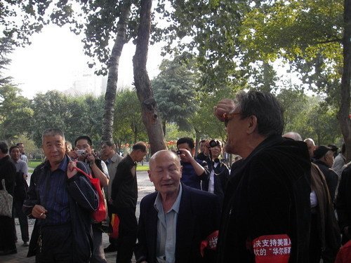 占领华尔街现场:示威者对着警车撒尿(图)