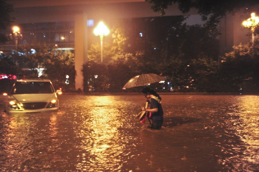 高清图集:广州遭暴雨袭击城区积水严重