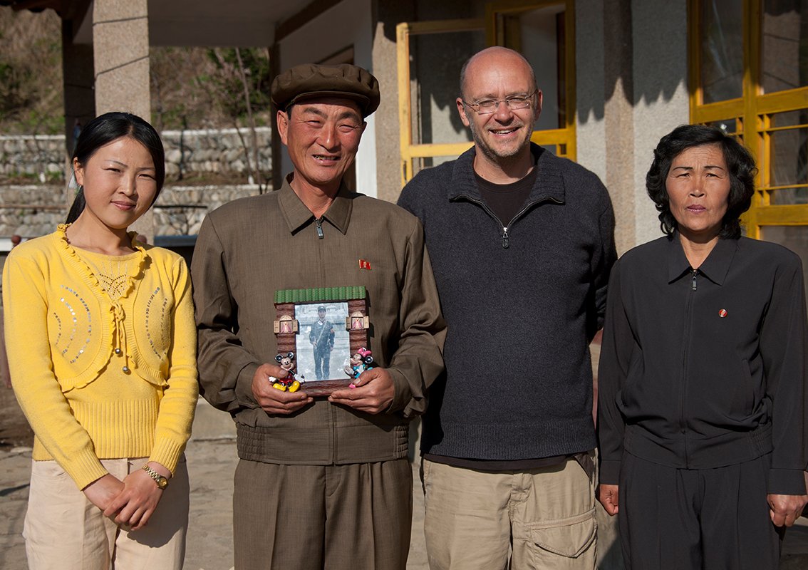 临别之际,我们像朋友一样拍了张合影,他们邀请我以后再来这里做客,我也答应会邀请他们来法国,但是我知道我无法信守承诺,因为他们无法轻易出国,而我也因屡次报道朝鲜被永久禁止入境。 临别之际,我们像朋友一样拍了张合影,他们邀请我以后再来这里做客,我也答应会邀请他们来法国,但是我知道我无法信守承诺,因为他们无法轻易出国,而我也因屡次报道朝鲜被永久禁止入境。