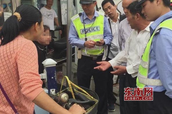福建一妇女闯红灯被拦 为逃处罚跪地上躺马路(图)
