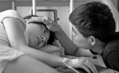 90后女孩患癌 男友不离弃：即使睡大街也照顾她