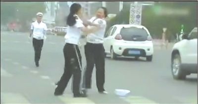 唐山两名女协警马路中央厮打 官方称已解除合同