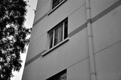 中年男子在家死亡数月无人知 尸体腐烂见骨
