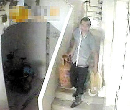“淡定哥”偷东西如搬家 网友发帖通缉(组图)