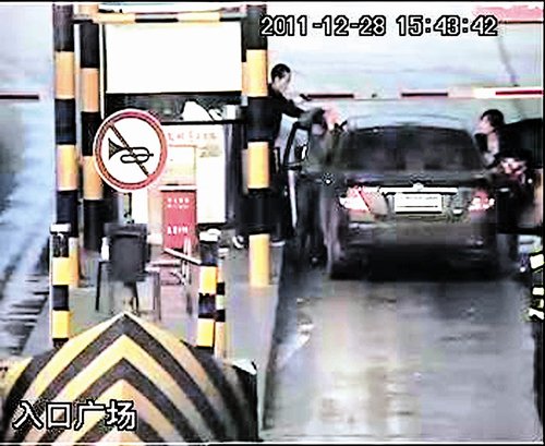 毒贩遇检查劫车欲逃窜 向警察开枪子弹卡壳(图)